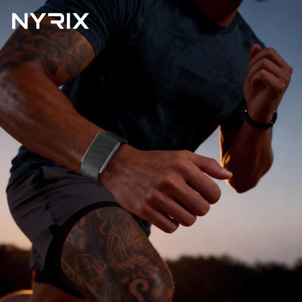 Coureur portant le NYRIX FIT Pro au poignet