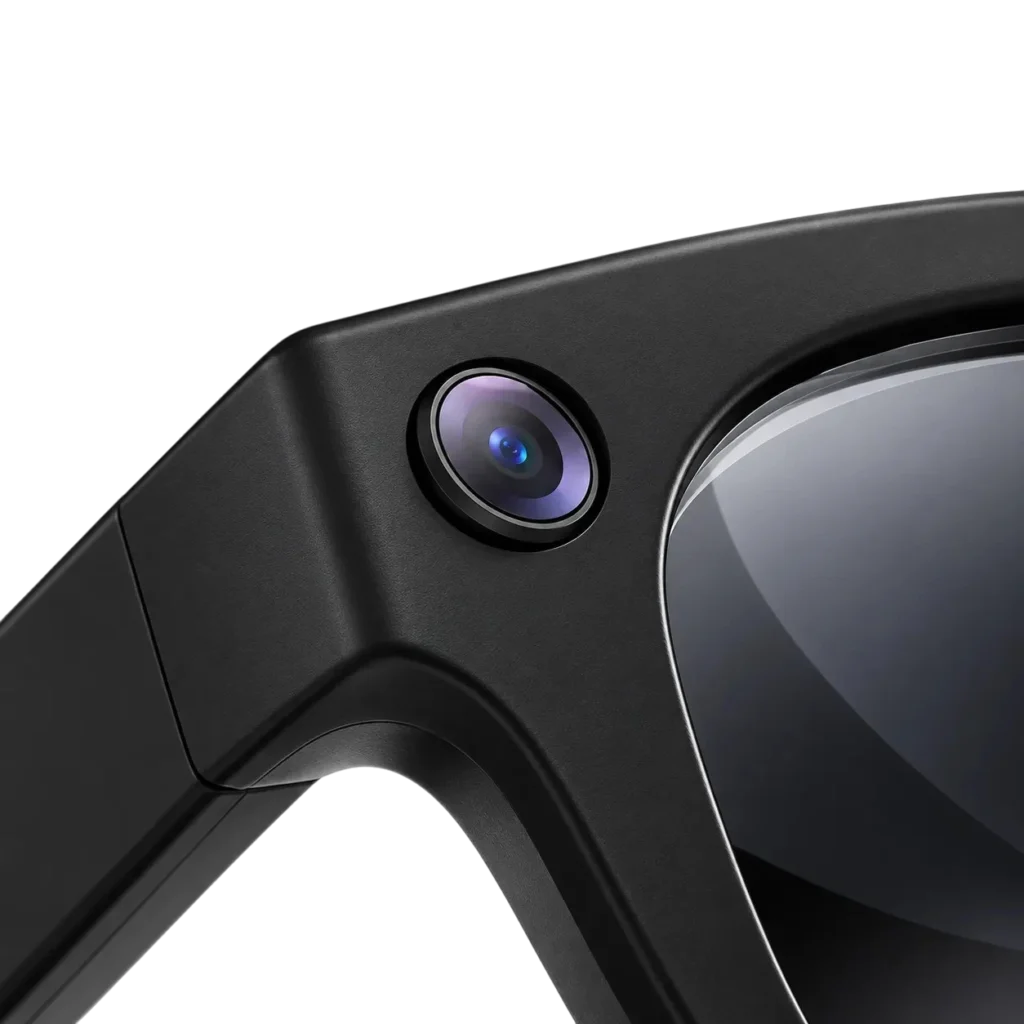 Détail de la caméra 8 MP intégrée à la monture des lunettes NYRIX Smart Glasses