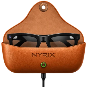 Lunettes NYRIX Smart Glasses dans leur étui de charge marron ouvert, relié à un câble USB-C