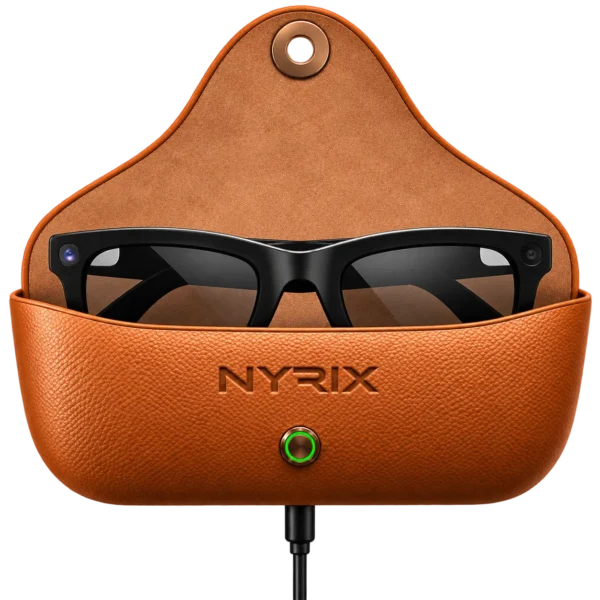 Lunettes NYRIX Smart Glasses dans leur étui de charge marron ouvert, relié à un câble USB-C